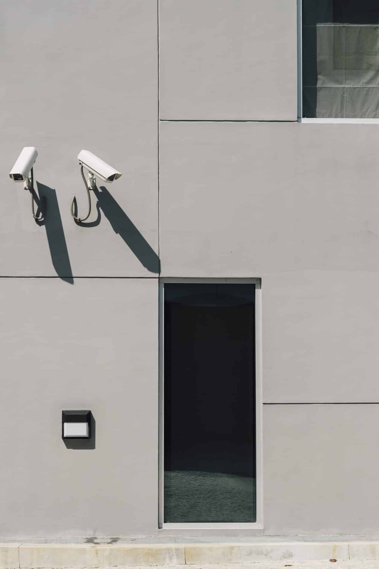 Caméras de vidéosurveillance sur une façade d'immeuble