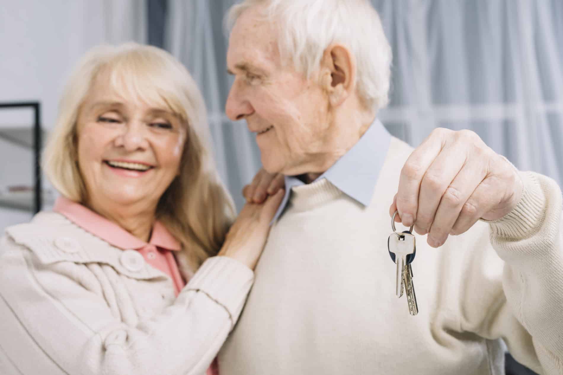 Personnes âgées tenant des clefs